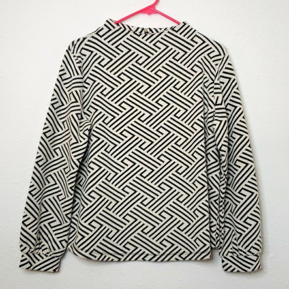 Black n Off White color stretch blouse